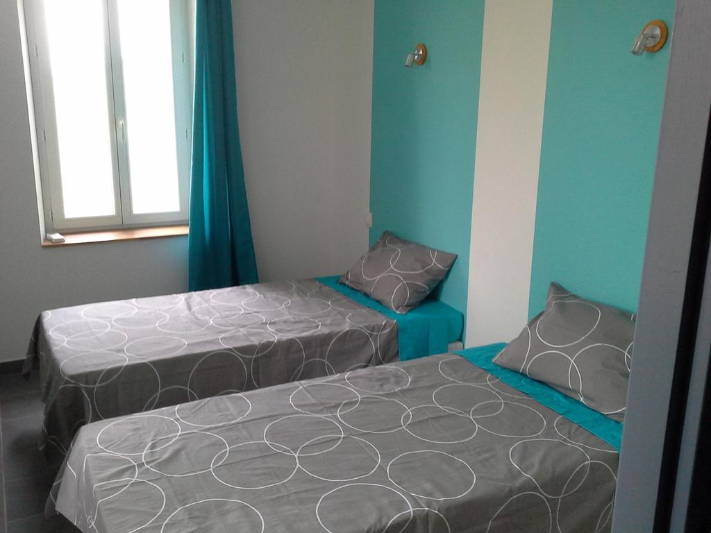 Millot Conilhac Bed & Breakfast Стая снимка