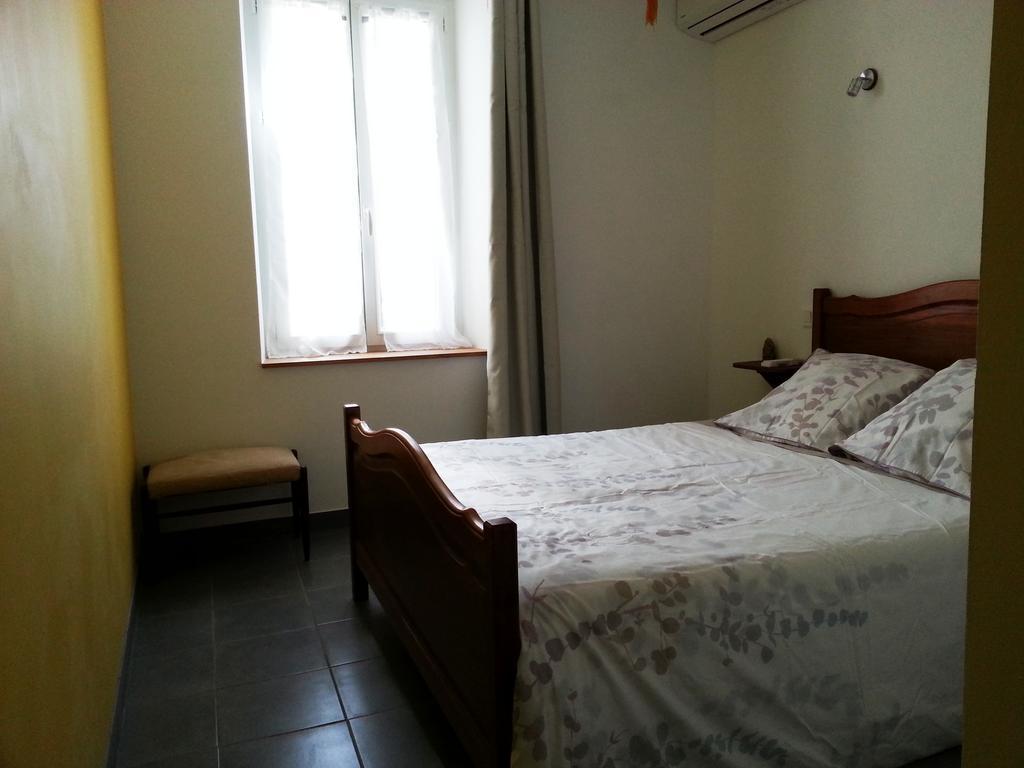 Millot Conilhac Bed & Breakfast Стая снимка
