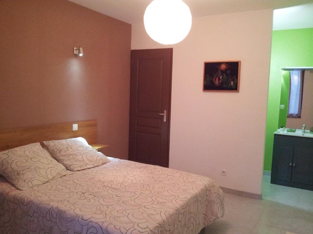 Millot Conilhac Bed & Breakfast Стая снимка